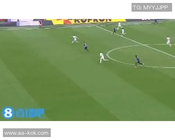 邓弗里斯不满被换下怒砸皮球表情郁闷引发关注 邓弗里斯不满被换下怒砸皮球表情郁闷引发关注